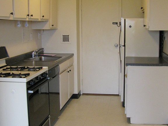 3rd image of 6641 Wakefield Dr APT 910