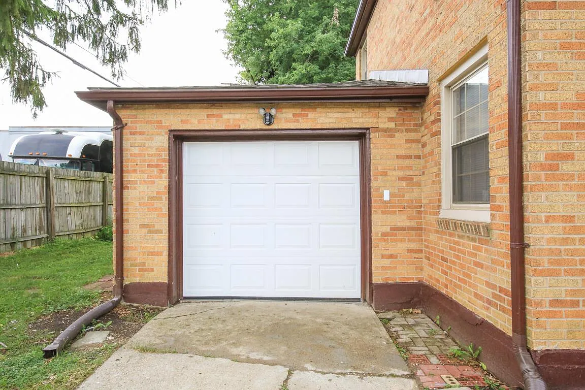 3 bed, 1.5 bath, 1600 sqft, $1,350 — Photo 2