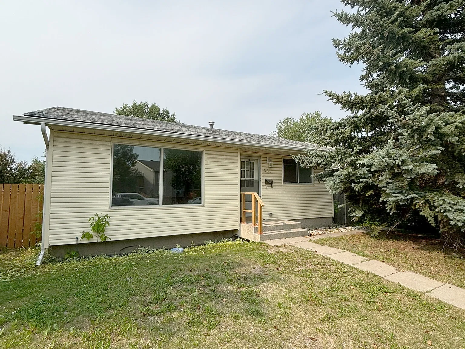 3 Bedroom / 1 Bath House In Castleridge-Tons Of Space For Storage A Must See — Photo 2