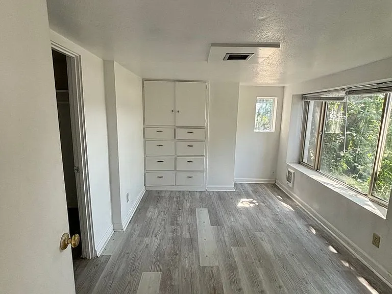 226 N Line St — Photo 18