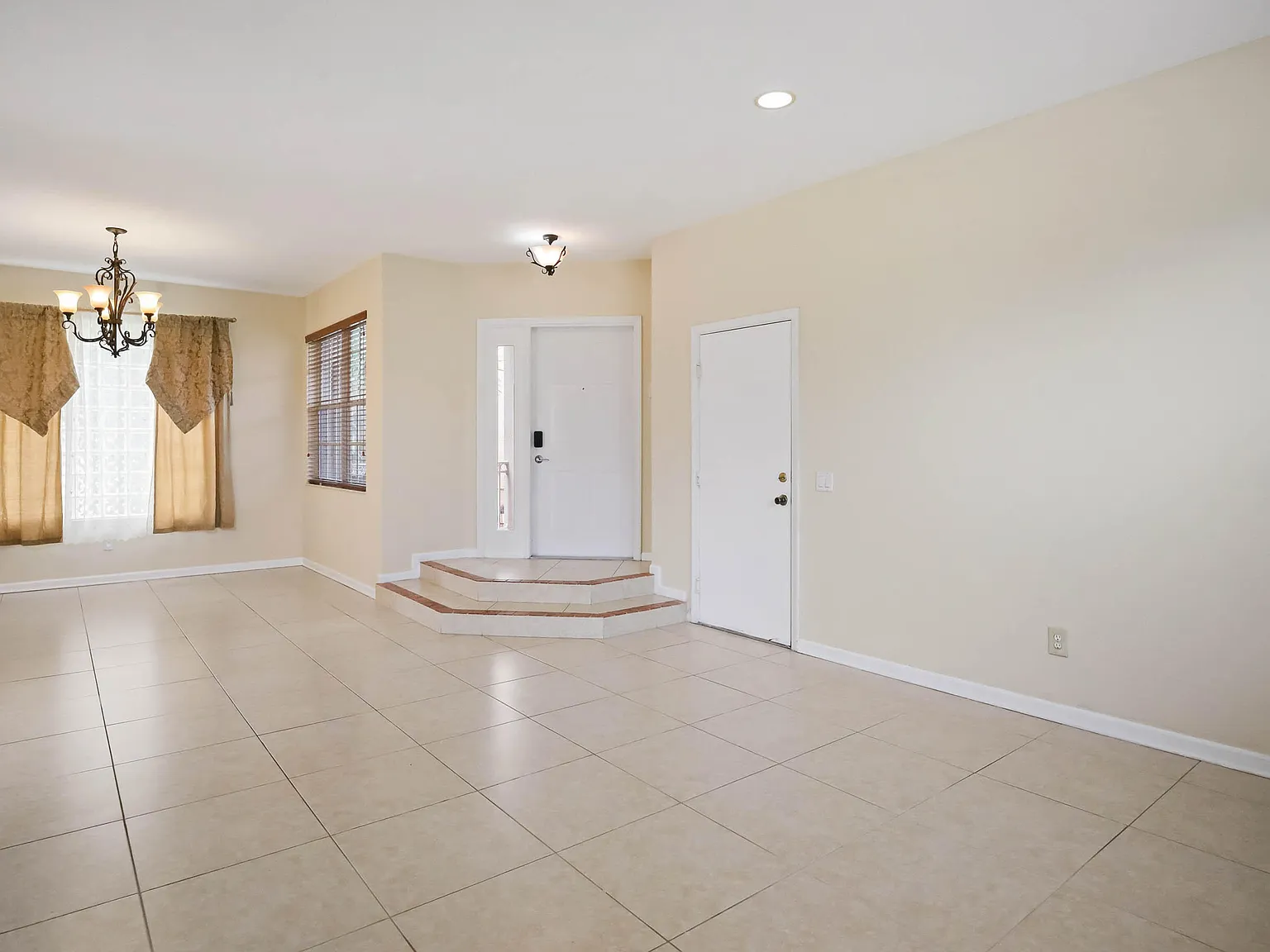 4 bed, 2.5 bath, 2077 sqft, $3,600 — Photo 4