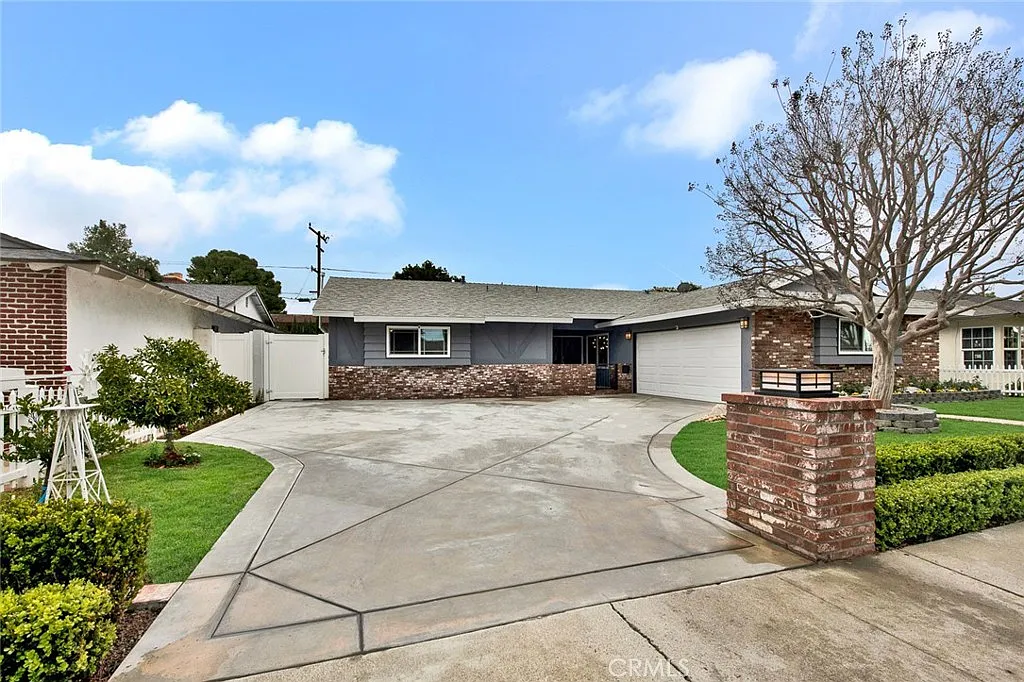 2323 N Hathaway St photo 1