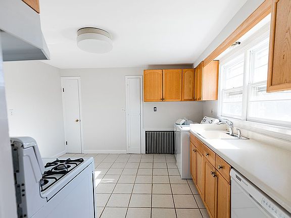 5th image of 586 Courtland Ave