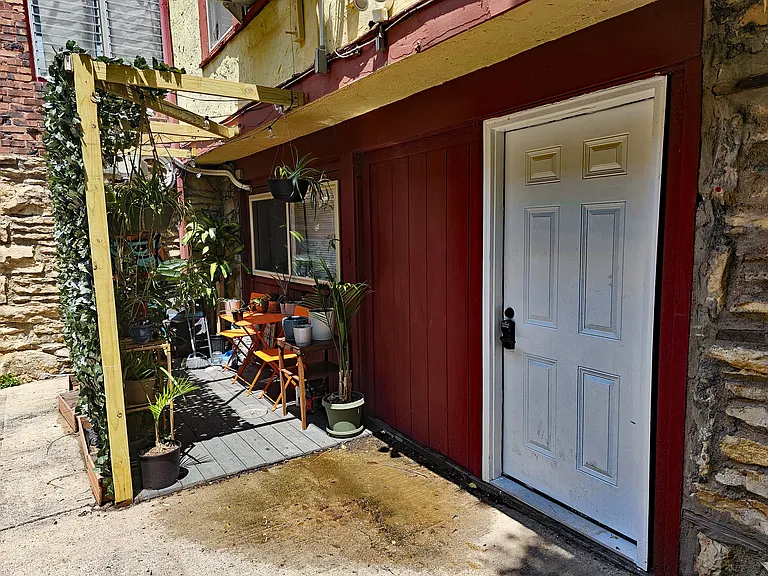 ENTRANCE & APARTMENT AREA