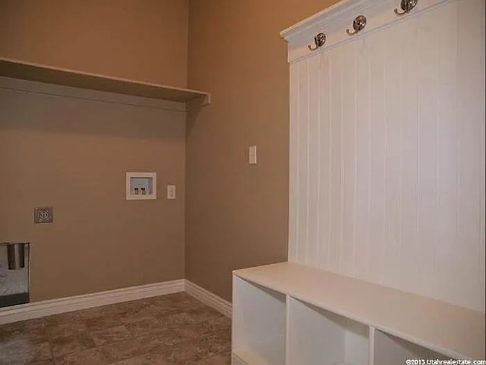 1848 W Woodview Dr — Photo 30