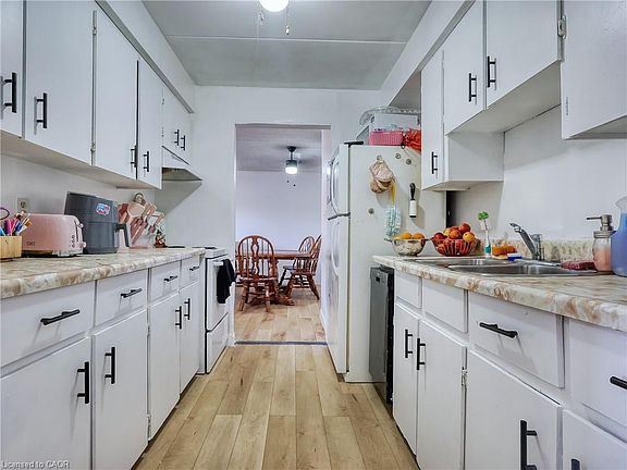 3rd image of 72 Main St E #211