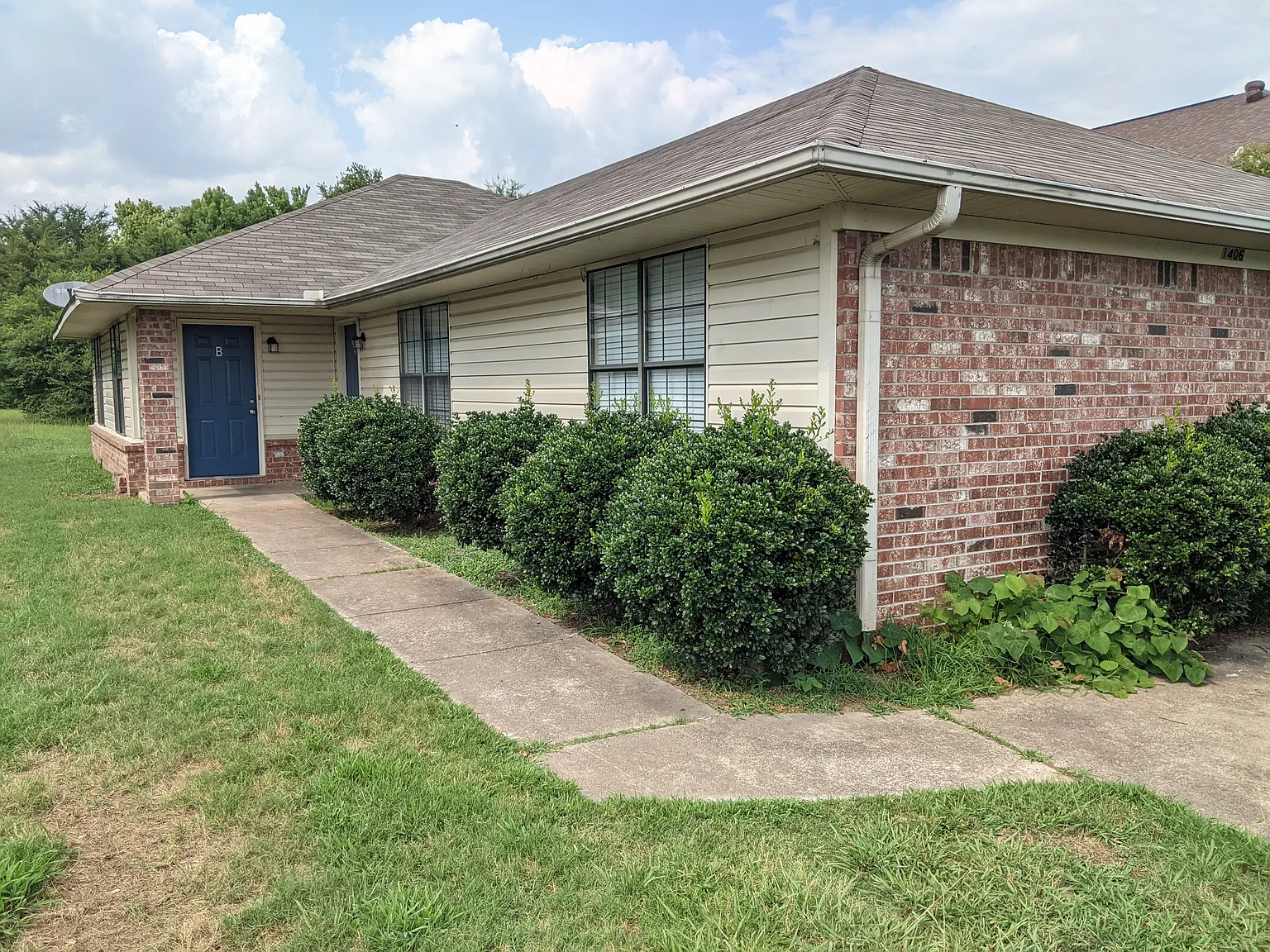 2 bed, 838 sqft, $975 — Photo 1
