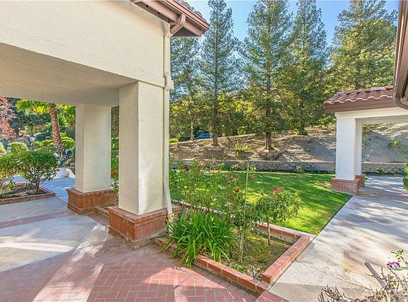 5th image of 1055 Hooper Dr