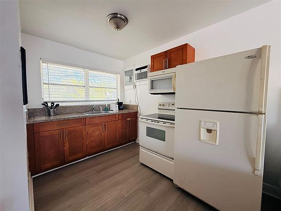 5th image of 3226 NE 12th St APT 10