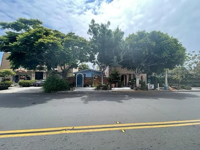 4851 Voltaire St — Photo 16