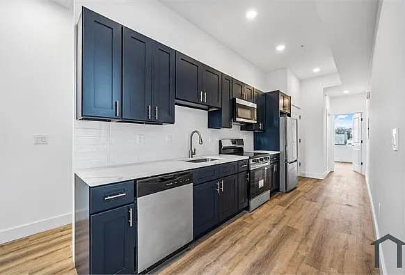 2 bed, 900 sqft, $2,160 — Photo 4