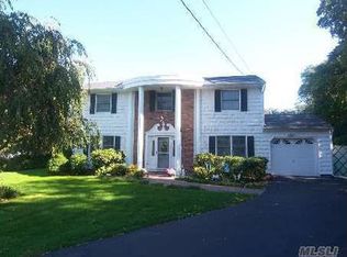 16 Apallo Ln, Hauppauge, NY 11788