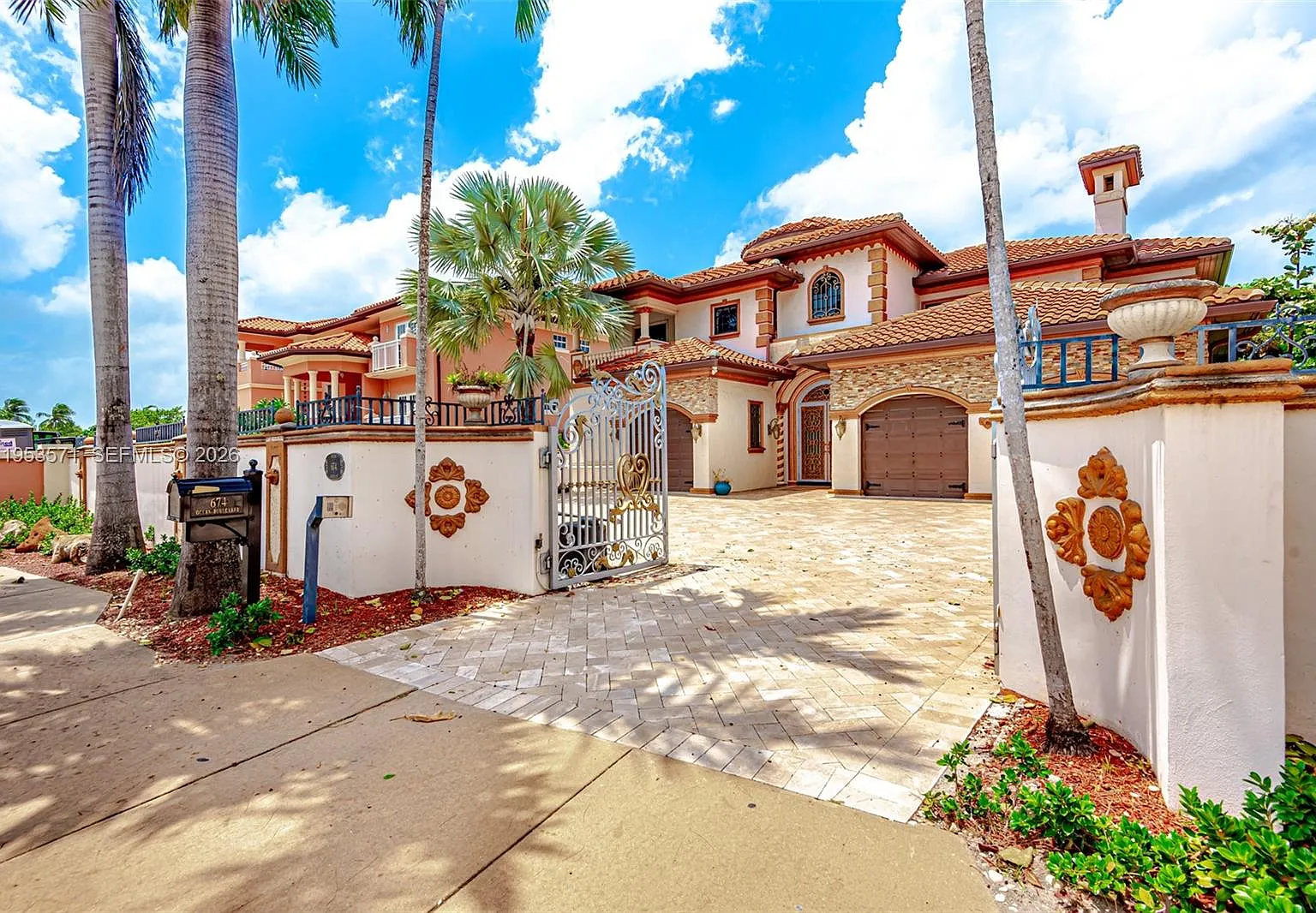 6 bed, 4.5 bath, 4711 sqft, $15,000 — Photo 2