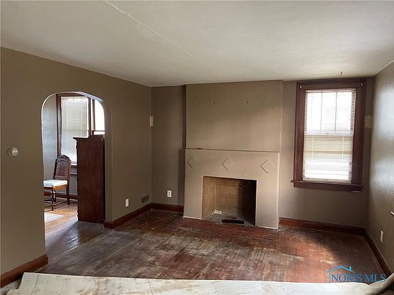 3rd image of 924 W Gramercy Ave