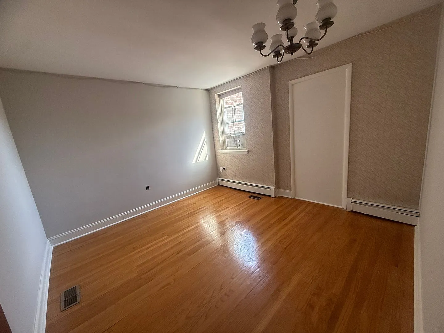Spacious 3BR Condo in Bryn Mawr — Photo 2