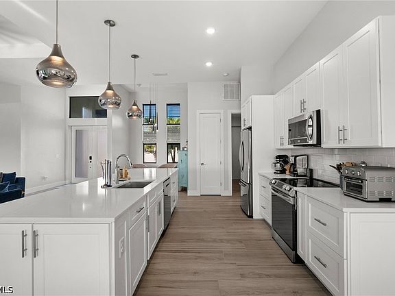 5th image of 3103 SW 25th Ave