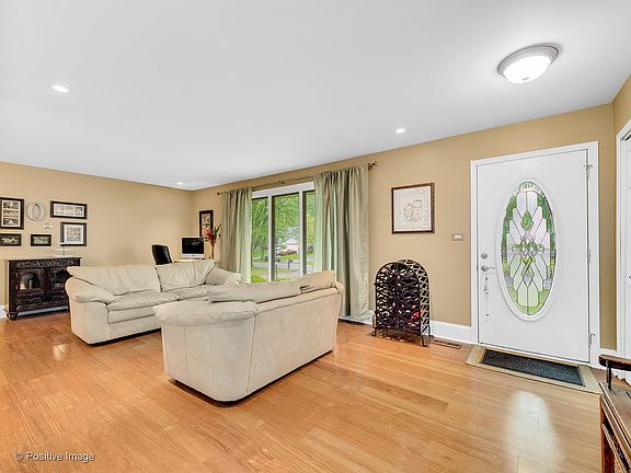 2nd image of 6S015 S Country Glen Dr