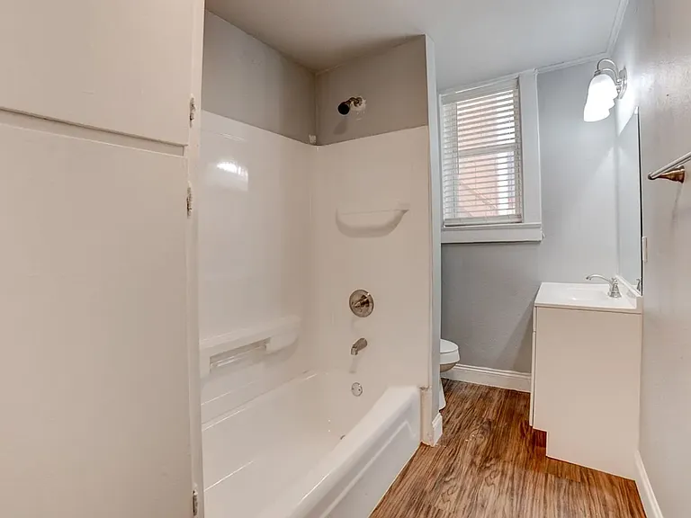 Park Apartments — Photo 7