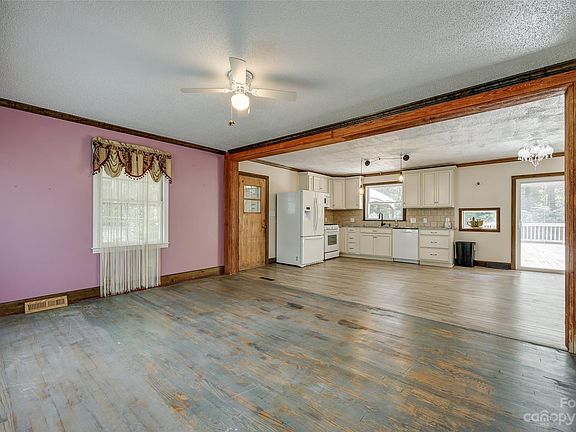 4th image of 617 White Oak Dr