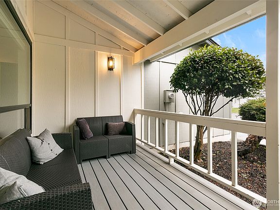 3rd image of 1325 Hyak Court NE