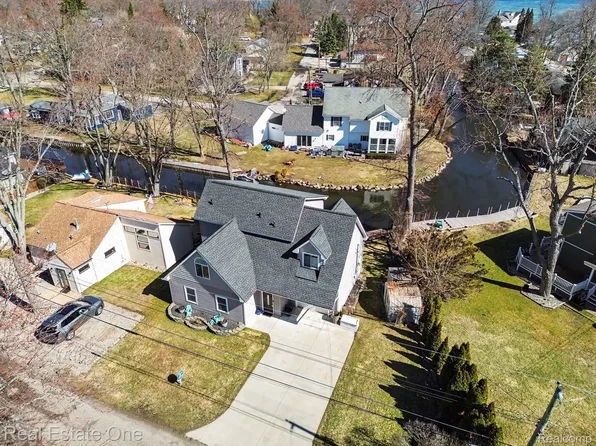 2061 Rosedale Dr, West Bloomfield, MI 48324