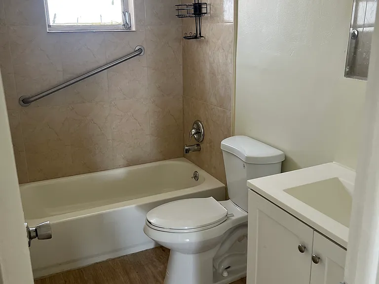 615 NE 8th St #17 — Photo 6