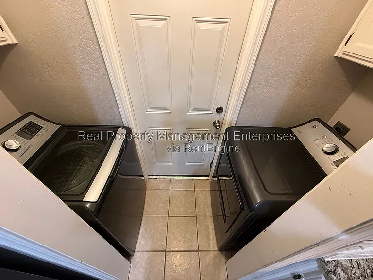 1071 Castlebury Mansion — Photo 7
