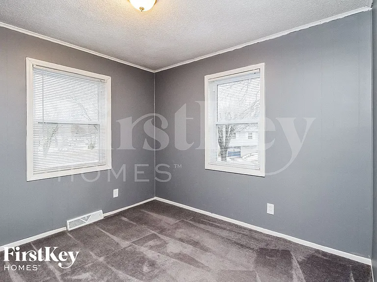 4900 N Sycamore Dr — Photo 12