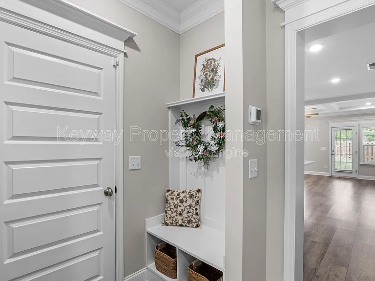 1043 Linsmore Ave — Photo 5
