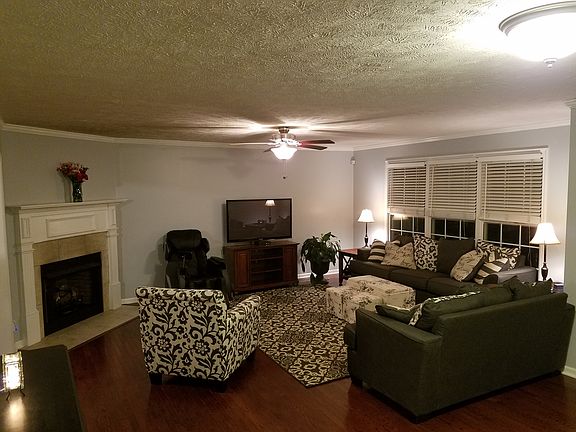 LIVING ROOM W/FIREPLACE