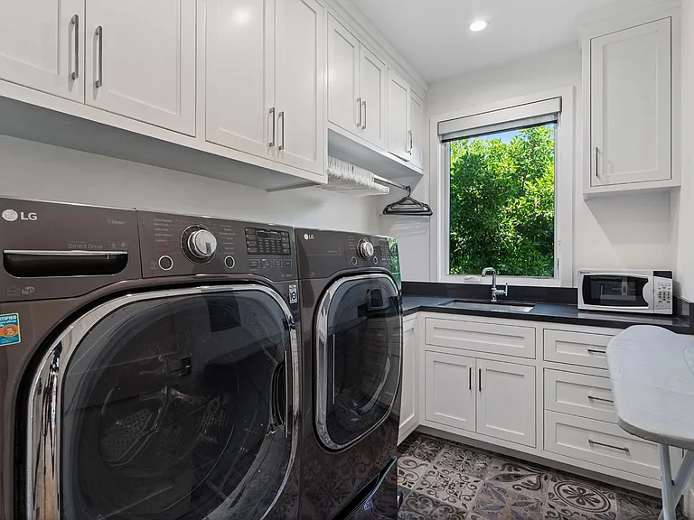 4435 Stansbury Ave — Photo 36