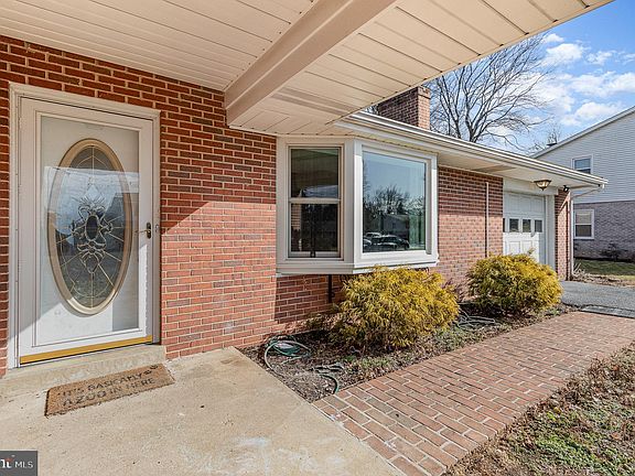 3rd image of 403 Kent Dr