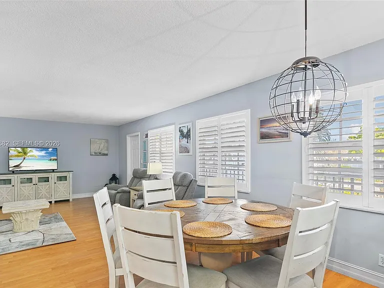 2424 NE 9th St #207 — Photo 8