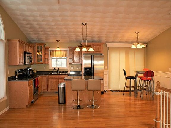 5th image of 32 Atwood St