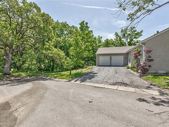 3rd image of 10781 Oakmont St