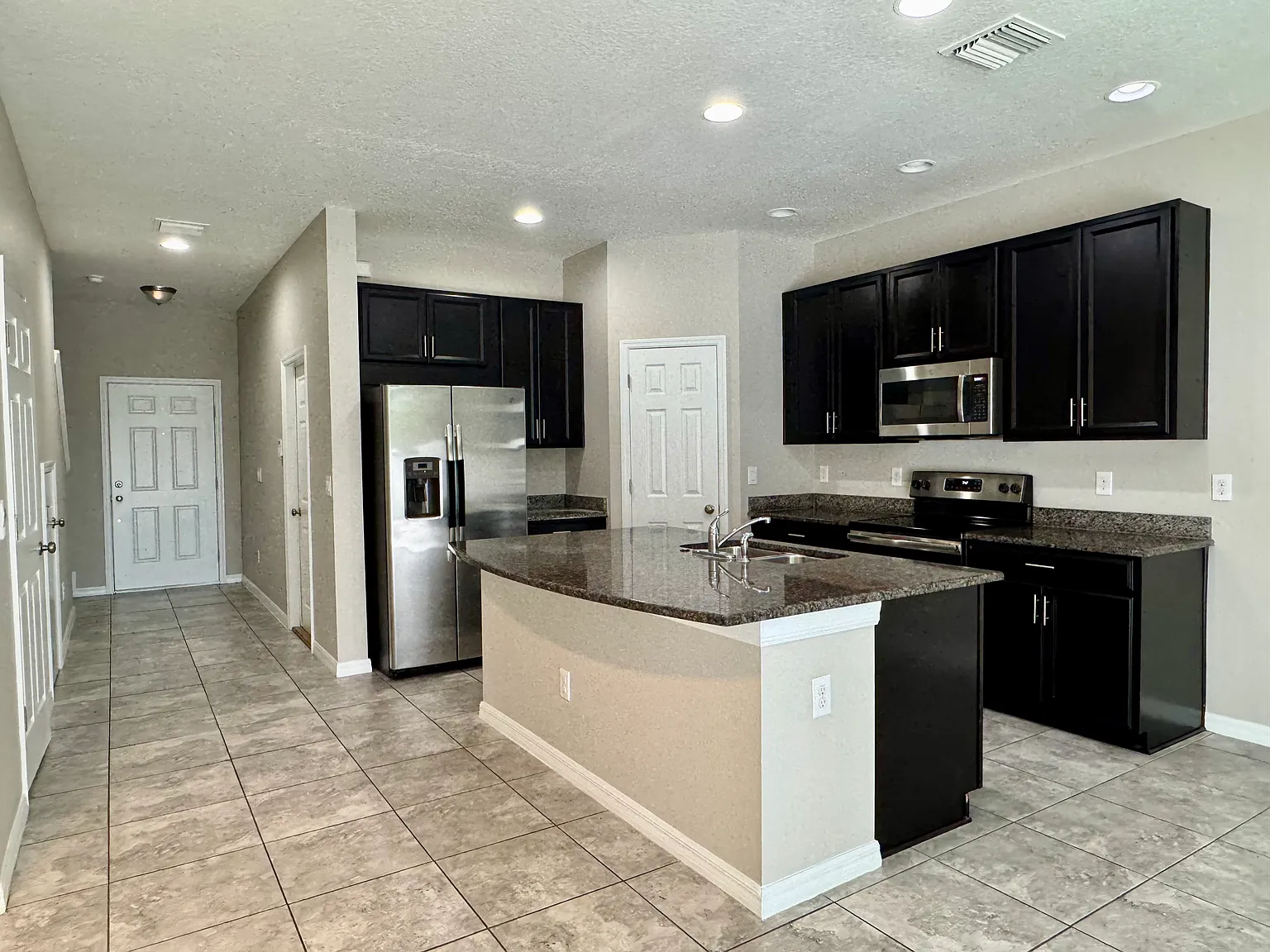 3 bed, 1400 sqft, $2,050 — Photo 3