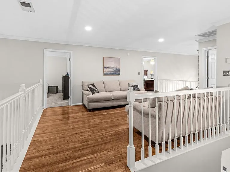 504 Hillock Trce — Photo 31
