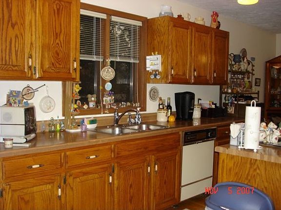 20x12 eat-in kitchen w/hardwood floors,cooking island & many cabinets