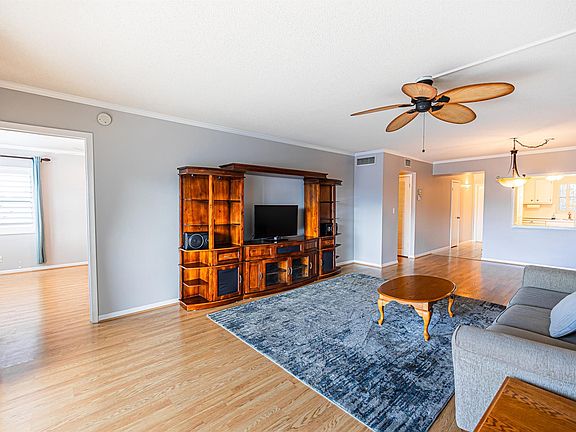 5th image of 1332 Bayview Drive #302