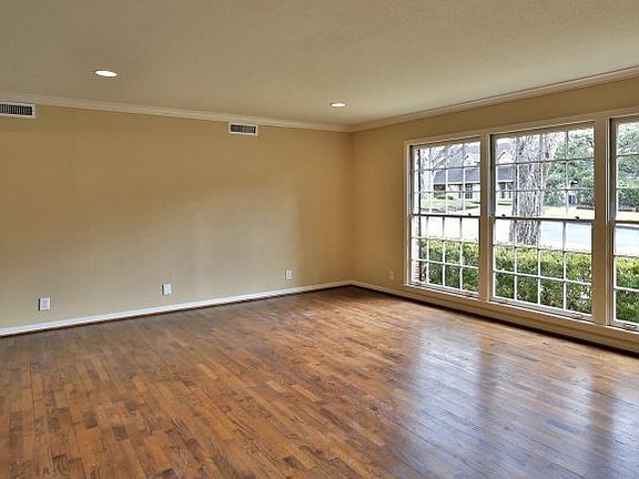 4th image of 2207 Camelback Dr