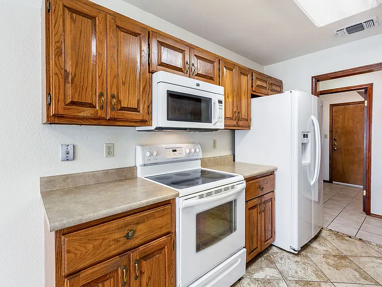 57 Woodcreek Dr — Photo 10