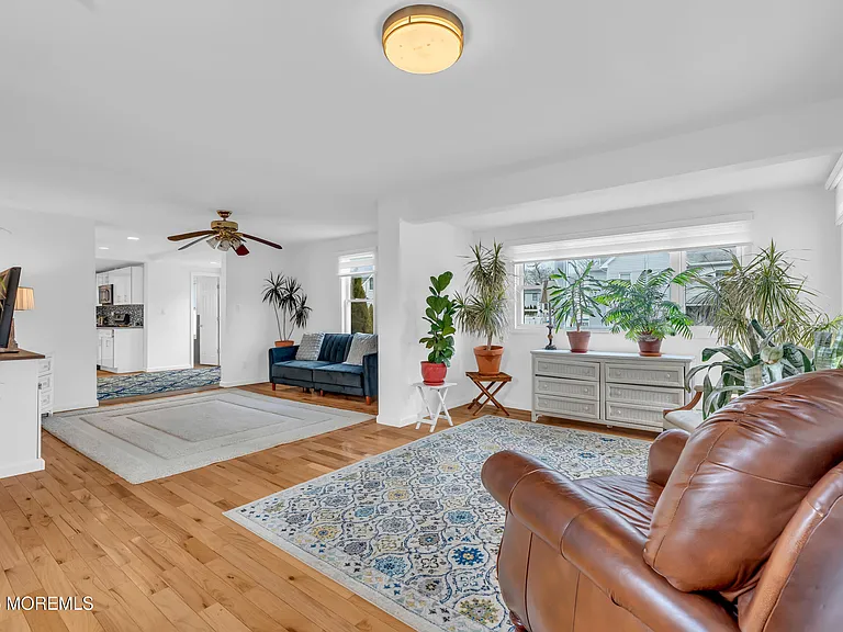 323 Roosevelt Ave — Photo 5