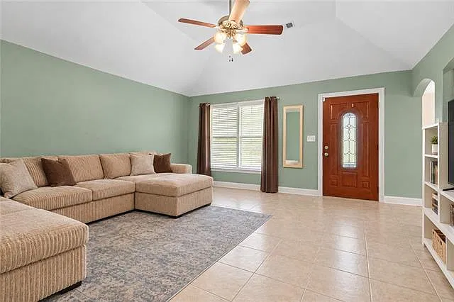 3 bed, 2.0 bath, 1420 sqft, $1,700 — Photo 2