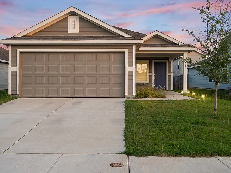 1436 Mahogany Ln — Photo 1