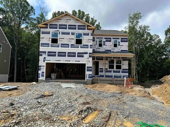 305 Dye Ln, Morgantown, WV 26501