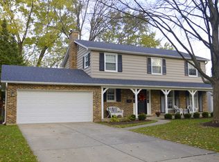 927 N Hedgewood Dr, Palatine, IL 60074