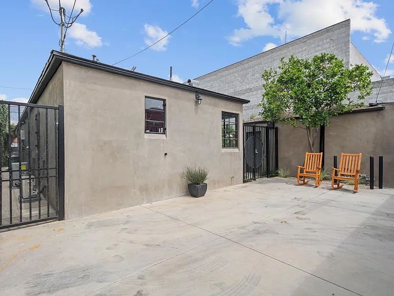 526 Victoria Ave — Photo 23