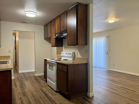3rd image of 632 Redwood Ave