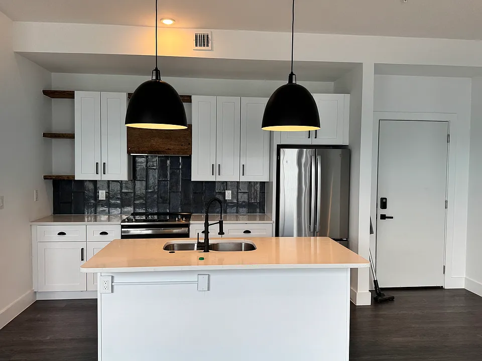 4 E Main St #204