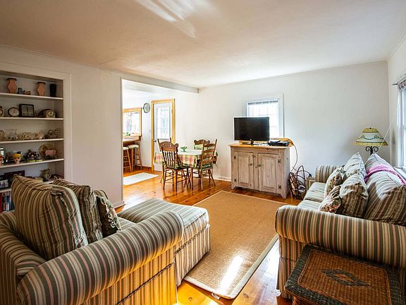 3rd image of 107 Meetinghouse Ln